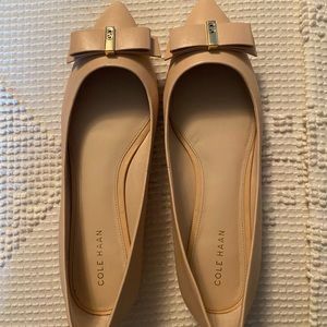 Cole Haan NWOB beige flats Women’s size 6-1/2 B